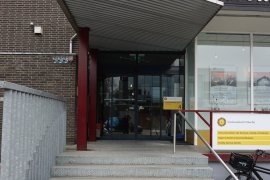 The main entrance of the Caroline Bleeker building