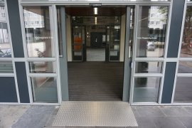 The sliding doors of the alternative entrance of the Marinus Ruppert building, seen from Leuvenplein