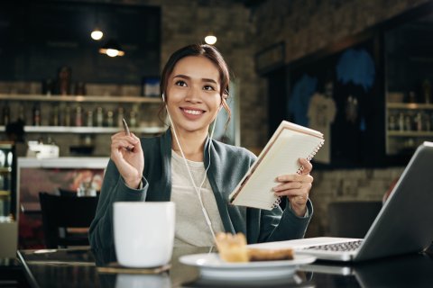 jonge vrouw in cafe achter laptop